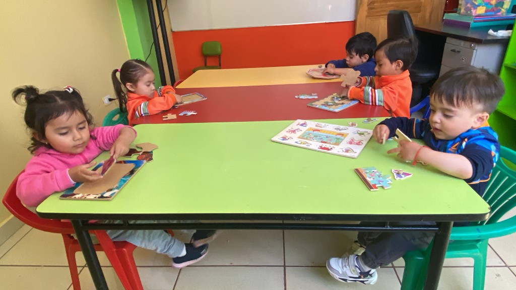 Niños realizando actividades en el aula