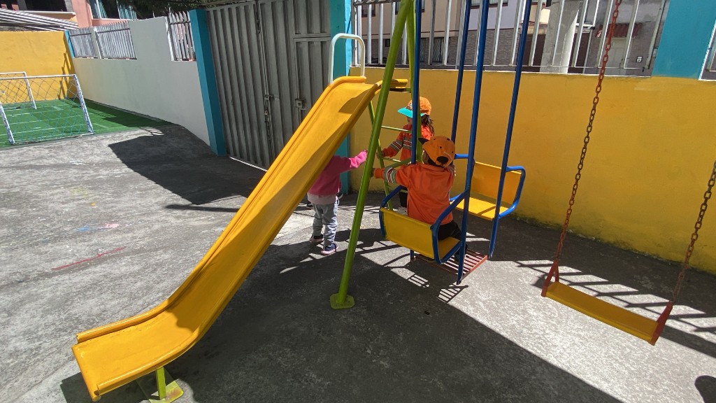 Niños jugando en el área exterior